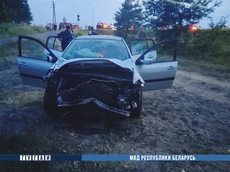 В Рогачевском районе пьяный водитель Renault врезался в попутный Audi