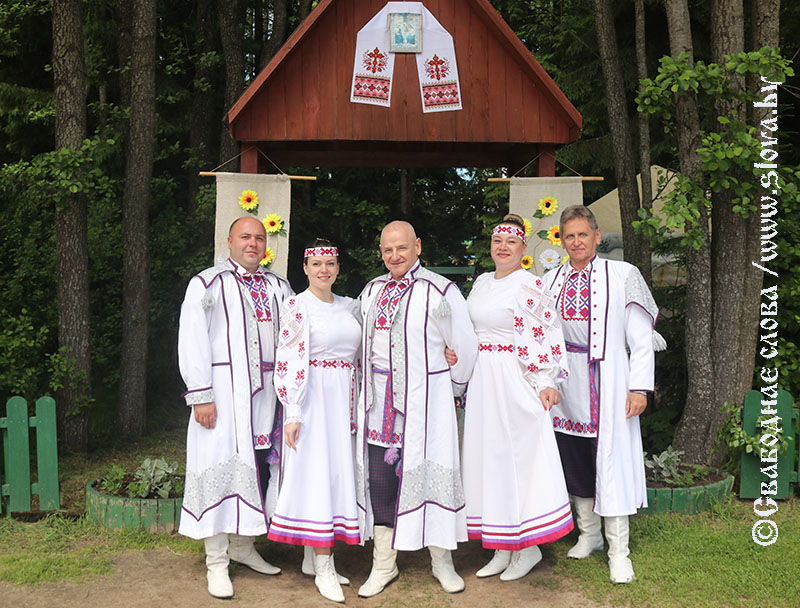 Бьет праздник колокольным звоном 