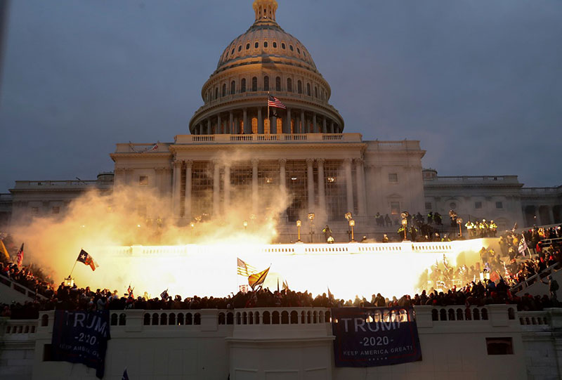 Сторонники Трампа ворвались в Капитолий, есть погибшие. В Вашингтоне комендантский час