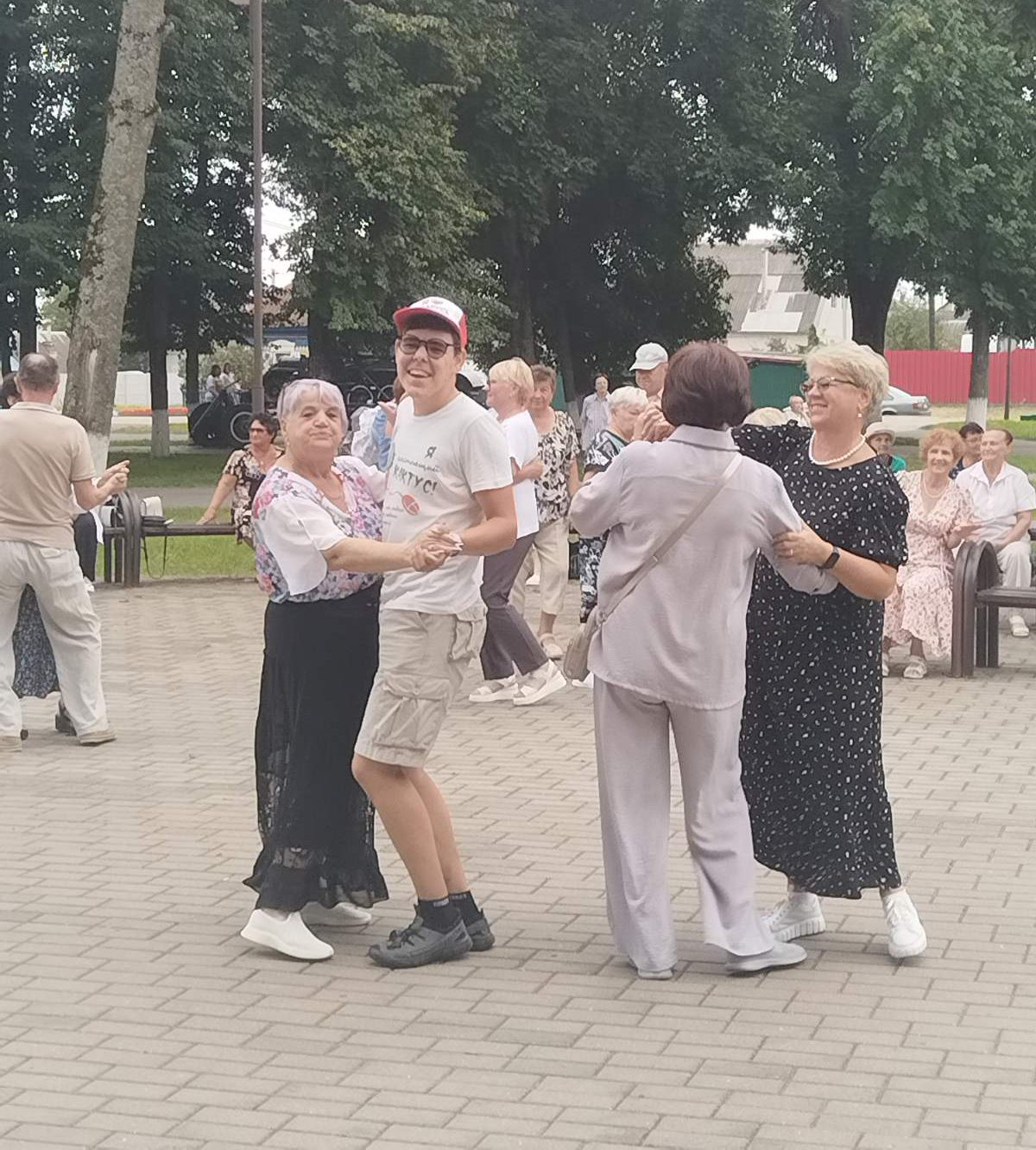 В ретро-стиле: рогачевцы открыли «Танцпол долголетия»