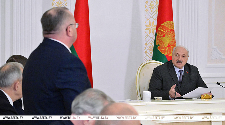 Лукашенко представили два варианта программы пятилетки, но без консенсуса. Какие вопросы ставит Президент?