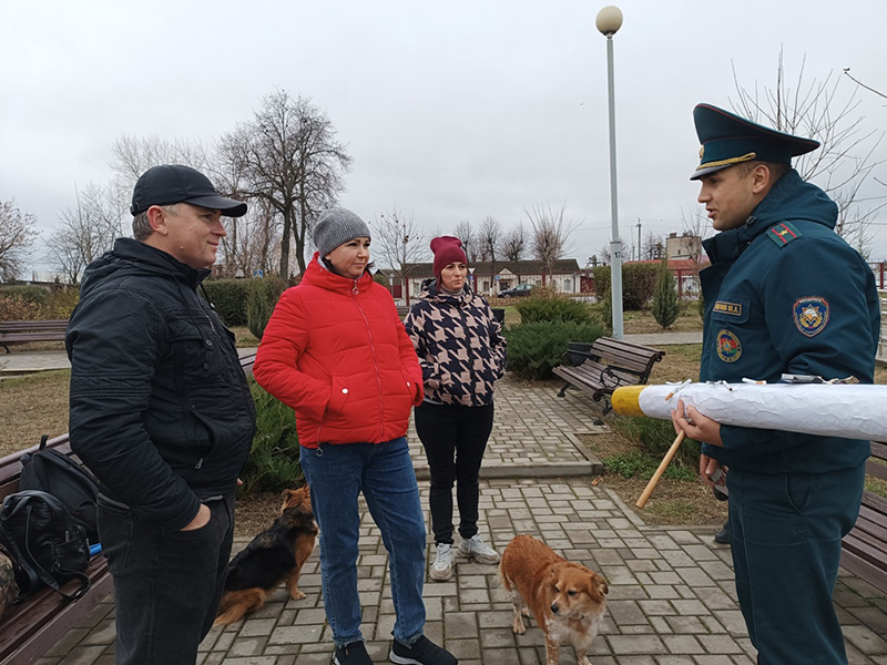 «Сынок, сорок лет курю и уже не брошу, но правила безопасности соблюдаю»: рогачевские спасатели провели акцию на вокзалах города