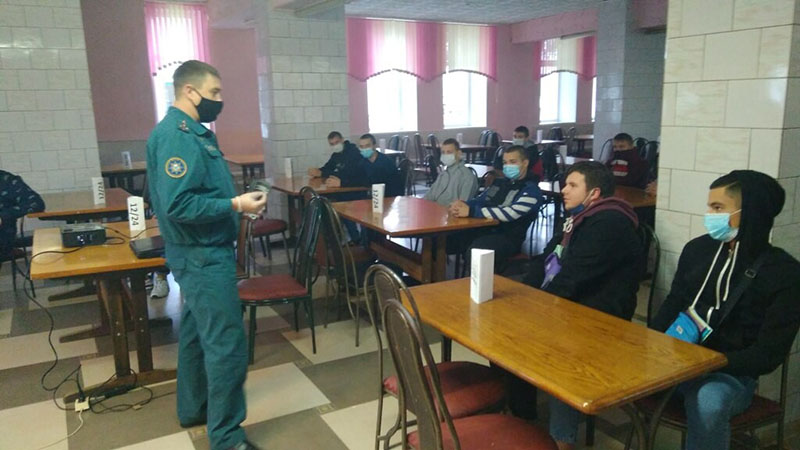 Рогачевские спасатели предложили учащимся "Обед без сигарет"