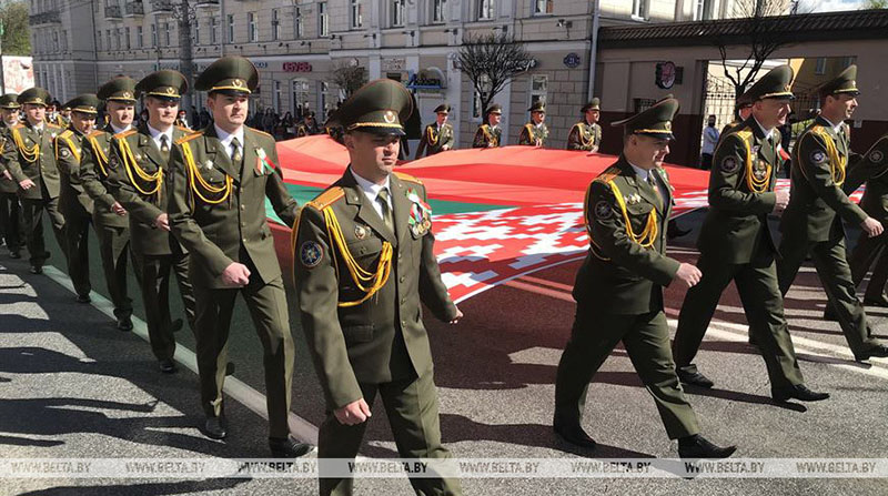 Соловей вручил билеты и значки БРСМ ребятам из разных уголков Гомельской области
