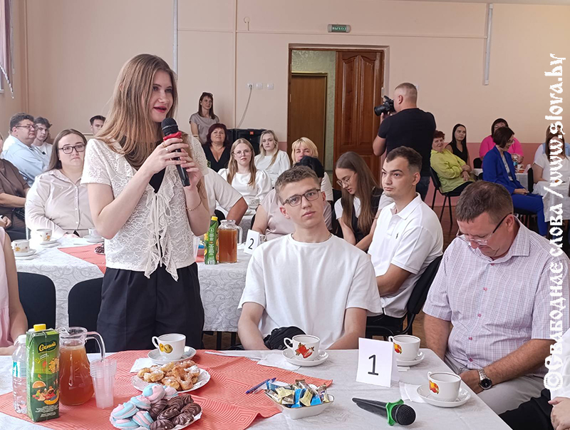 Новую смену работников учреждений образования приветствовали на Рогачевщине