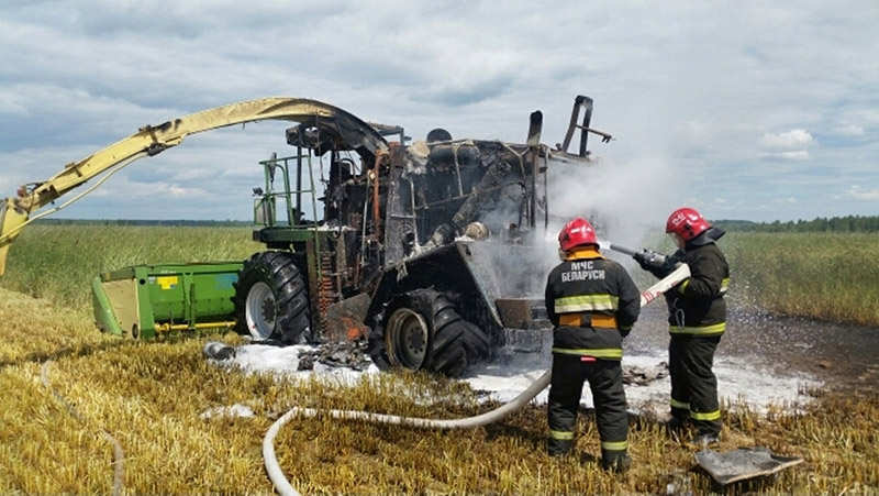 Комбайн сгорел в поле под Рогачёвом