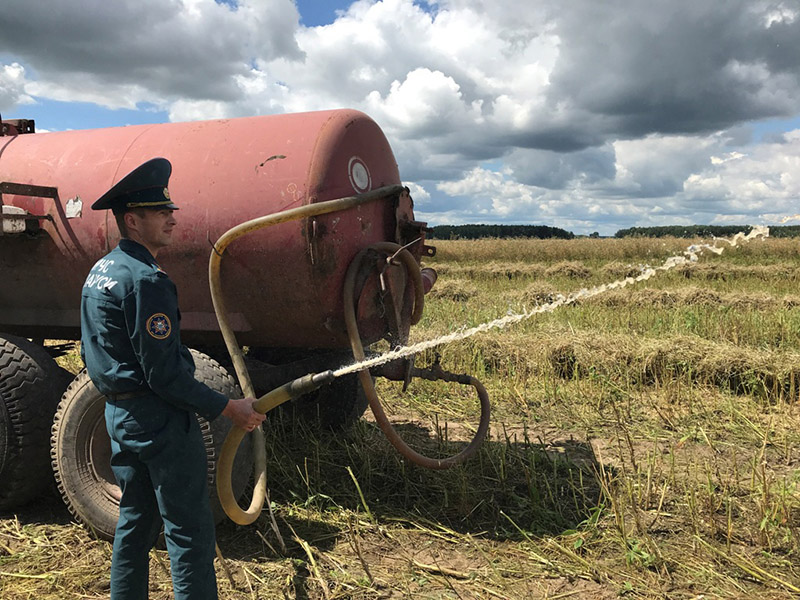 Рогачевское подразделение МЧС постоянно контролирует соблюдение норм и правил пожарной безопасности на полях