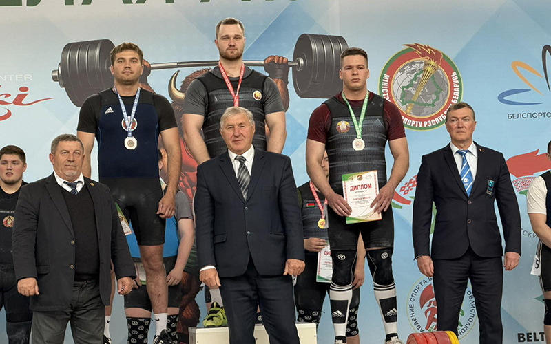 8 медалей, 3 рекорда страны и учитель-чемпион