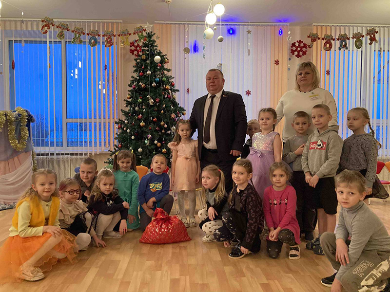 С заботой и новогодними подарками