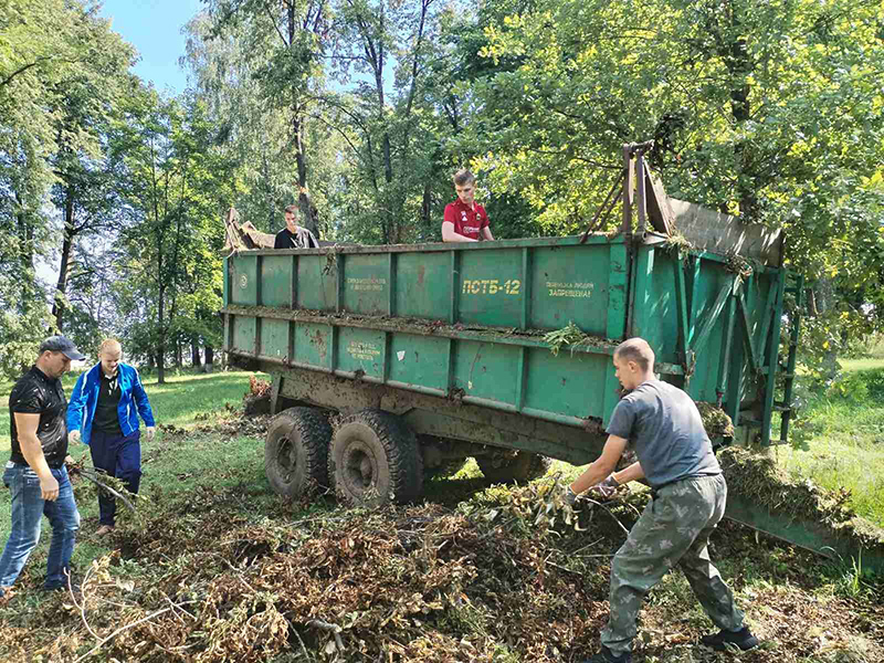 Правоохранители ударно убирают парк в поселке Турсковый Рогачевского района