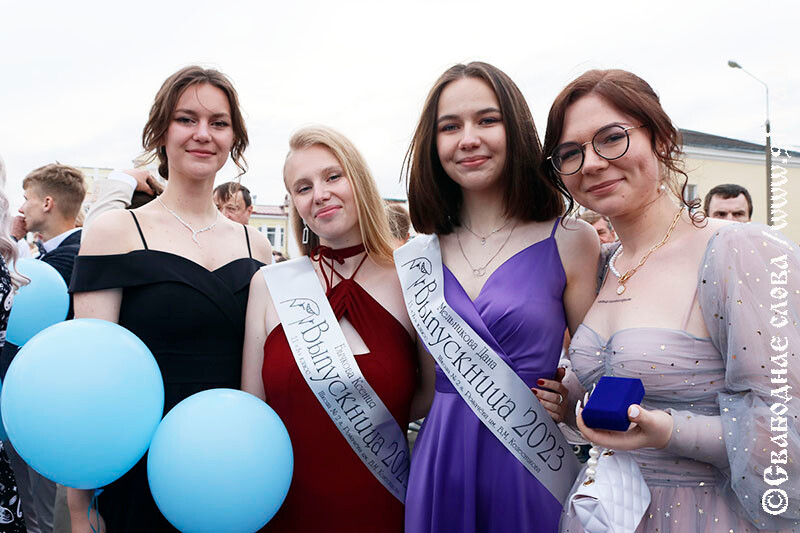 В добрый путь, выпускники Рогачевщины!