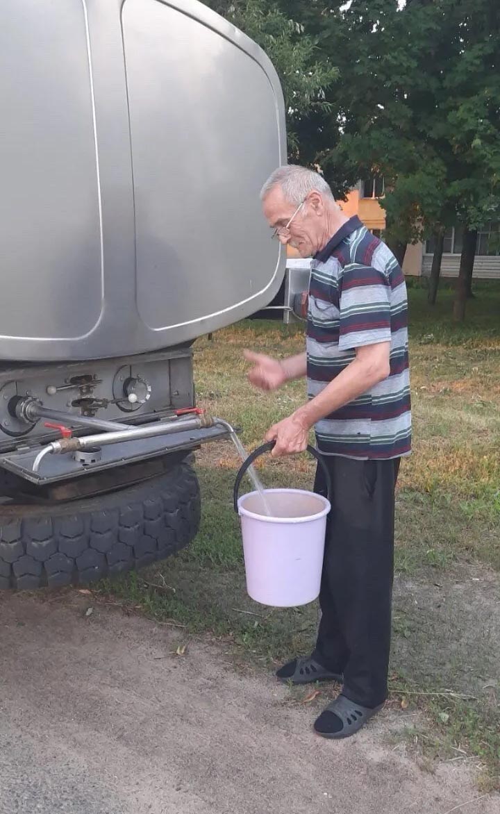 С заботой о земляках: жителям некоторых населенных пунктов Рогачевского района доставляют воду