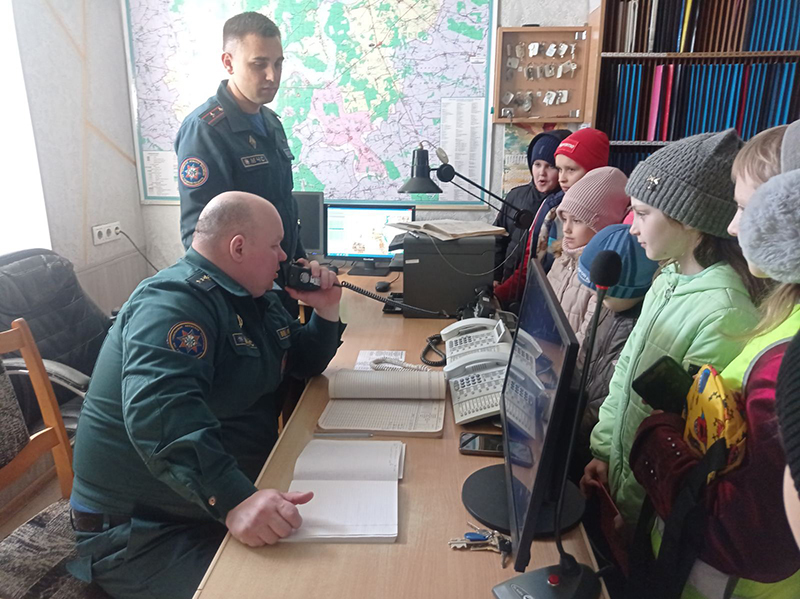 Учащиеся СШ № 3 побывали в гостях у Рогачевских спасателей