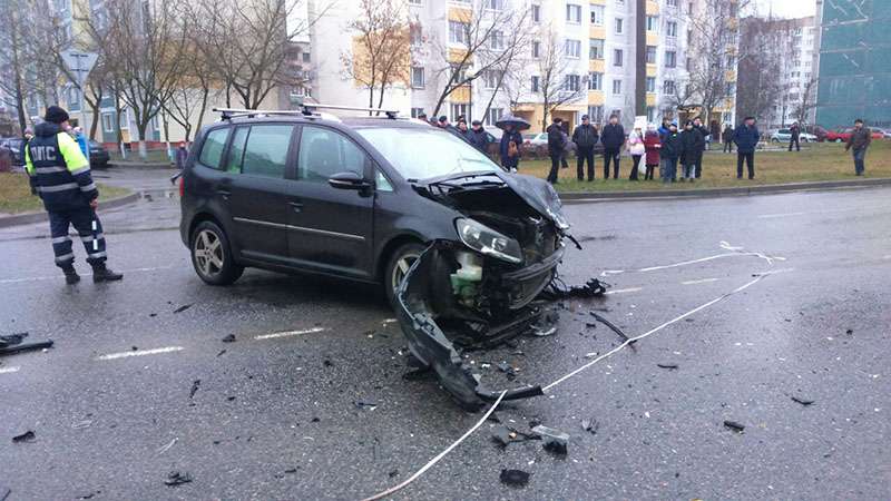 В Рогачёве на главной дороге столкнулись две легковушки