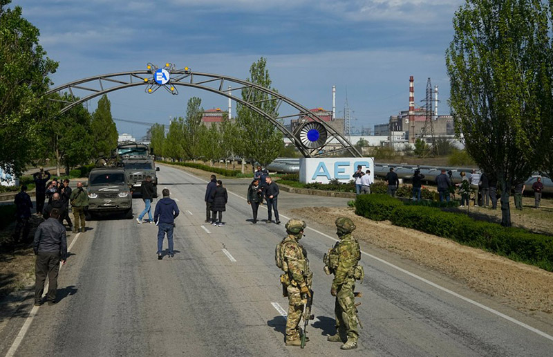 Украинский беспилотник атаковал дом, в котором живут сотрудники Запорожской АЭС