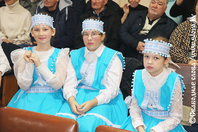 Гармонь поет для белорусской женщины