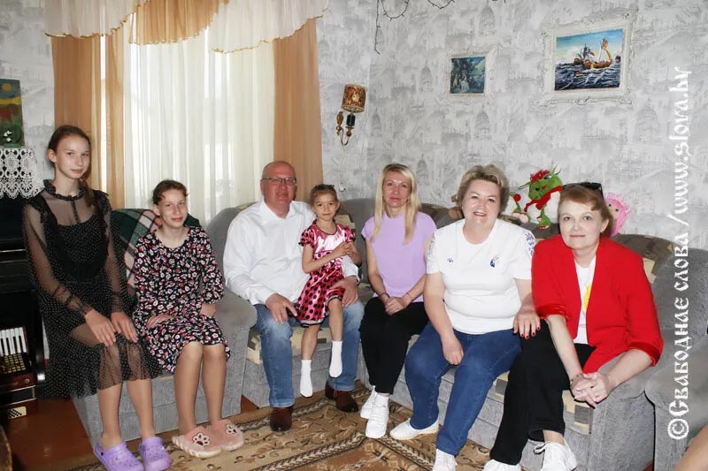 С теплом и вниманием – к рогачевским ребятам
