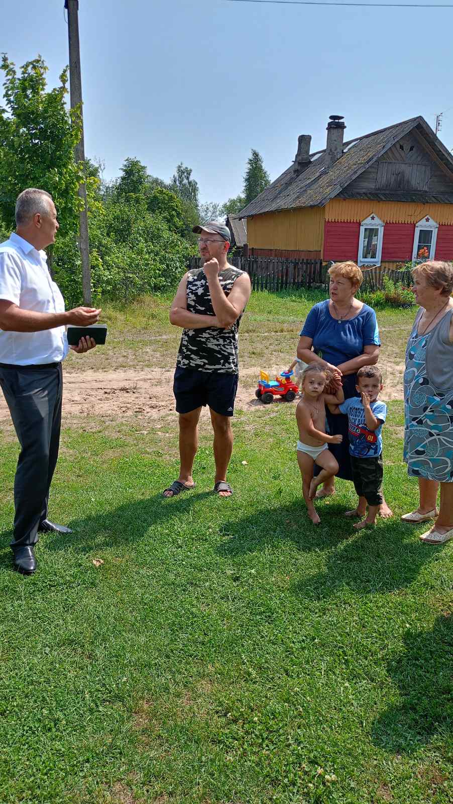 Председатель Рогачевского районного Совета депутатов Владимир Феоктистов узнает о проблемах сельчан