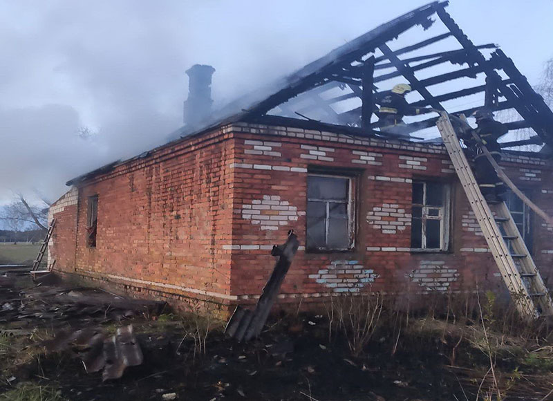 Рогачевский район. Пожар оставил дом без крыши