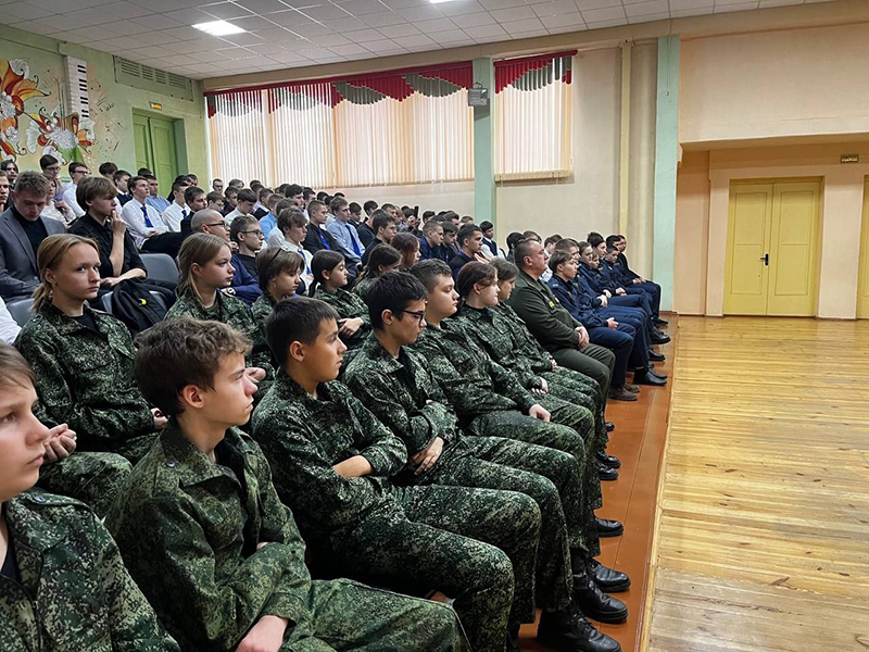 Военнослужащие 120-й механизированной бригады встретились с рогачевскими школьниками