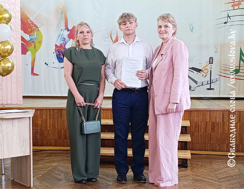 Торжественно и волнительно: будущие педагоги подписали целевые договоры