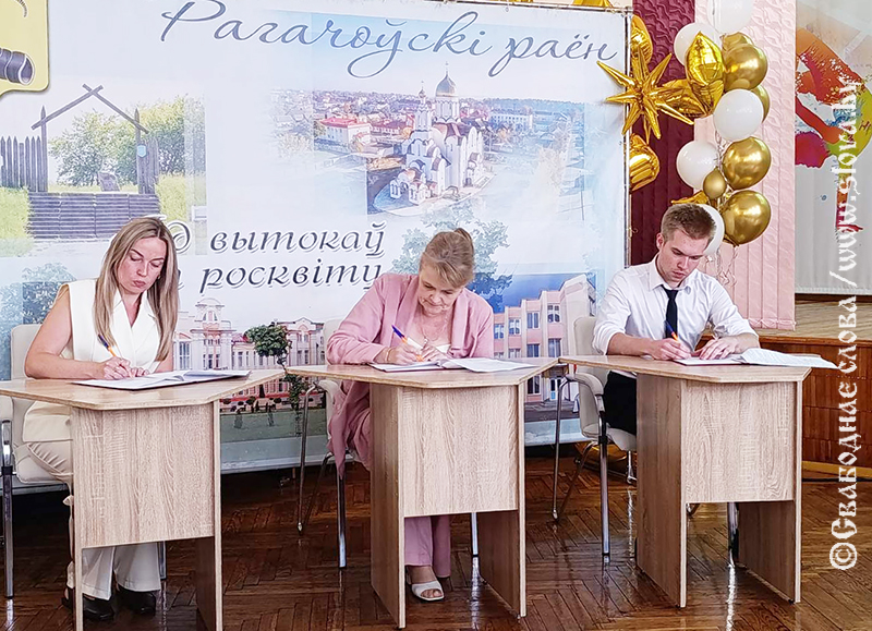 Торжественно и волнительно: будущие педагоги подписали целевые договоры