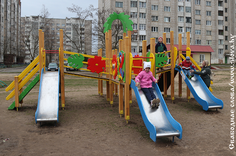 На радость детям!  В Рогачеве установлено два новых игровых комплекса