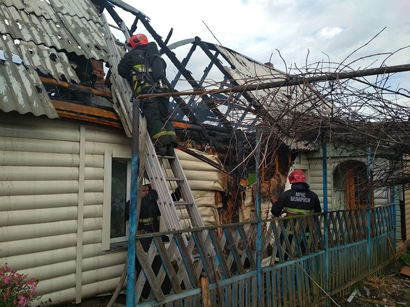 Происшествие в Рогачевском районе. Пожар в Стреньках оставил дом без крыши