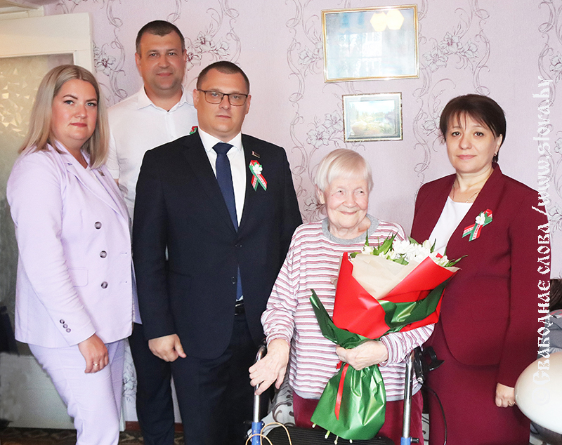 Накануне Дня Независимости Республики Беларусь рогачевцы навестили блокадницу Надежду Ивановну Алпатову