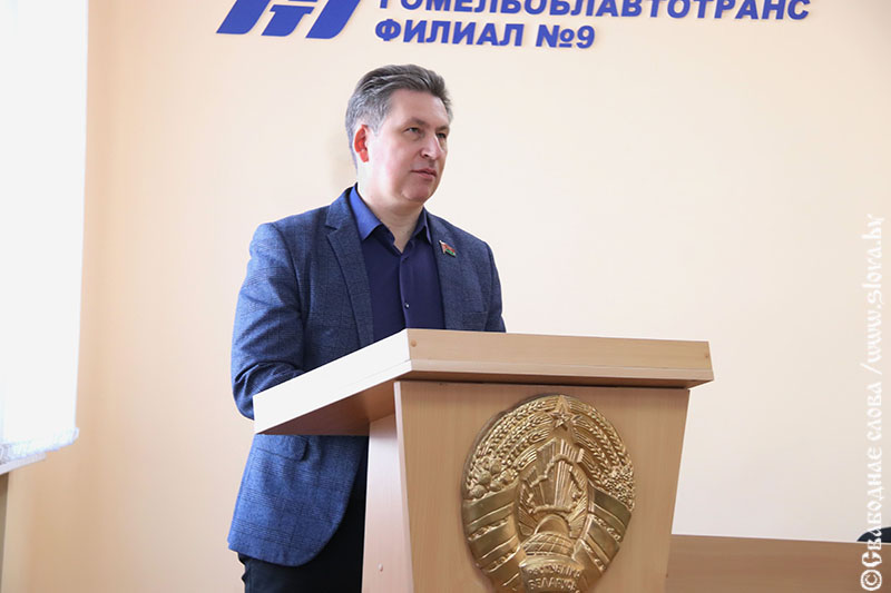 Информационная война: сенатор Андрей Шишкин рассказал работникам рогачевского автопарка, как противостоять медийным атакам
