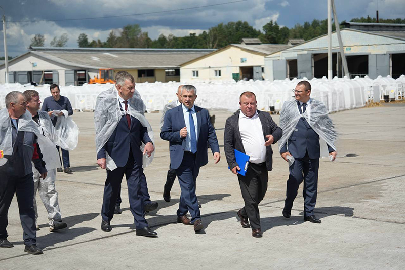 От производства до социальных инициатив: Юрий Назаров с рабочим визитом посетил Рогачевский район