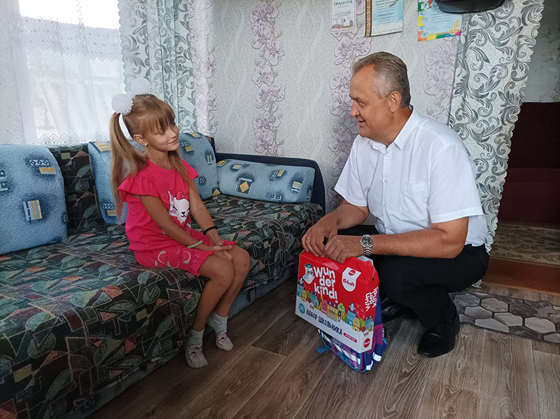 Подарки первоклассникам от депутатов Рогачевского районного Совета депутатов 29-го созыва