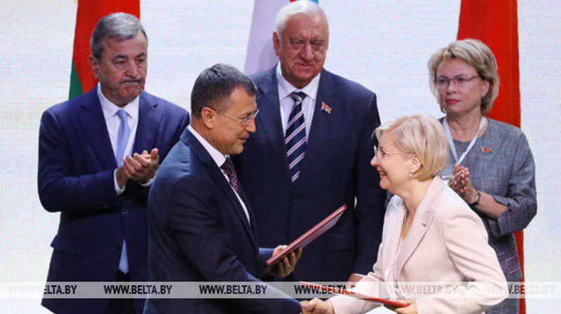 Пакет межрегиональных соглашений о сотрудничестве подписан на I Форуме регионов Беларуси и Узбекистана