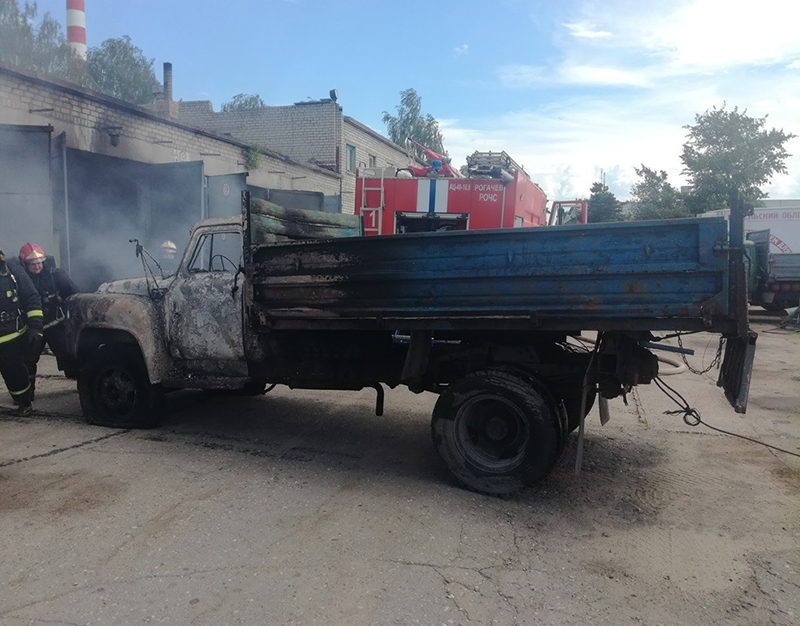 В Рогачеве горел автомобиль