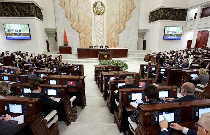 В Минске прошло совместное заседание двух палат парламента. Обсудили жилье, строительство, дороги, ЖКХ и прочее