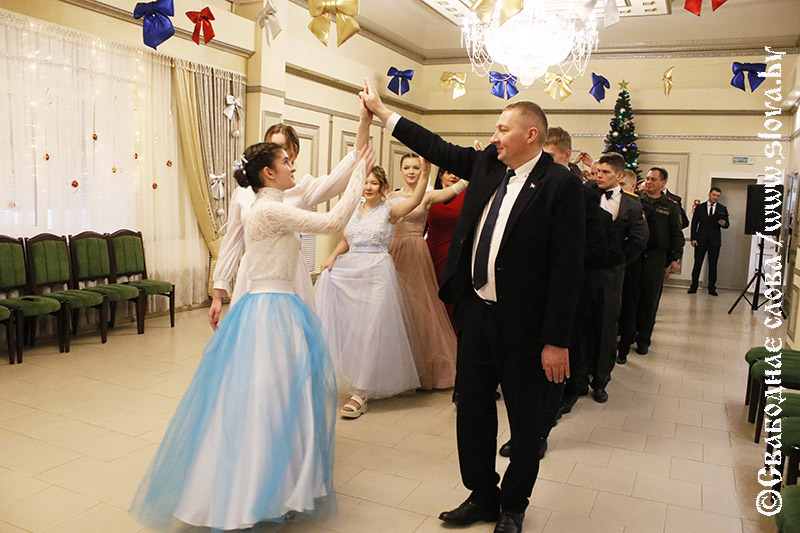 Полонез, мазурка, вальс… Первый районный новогодний бал провели в Рогачеве