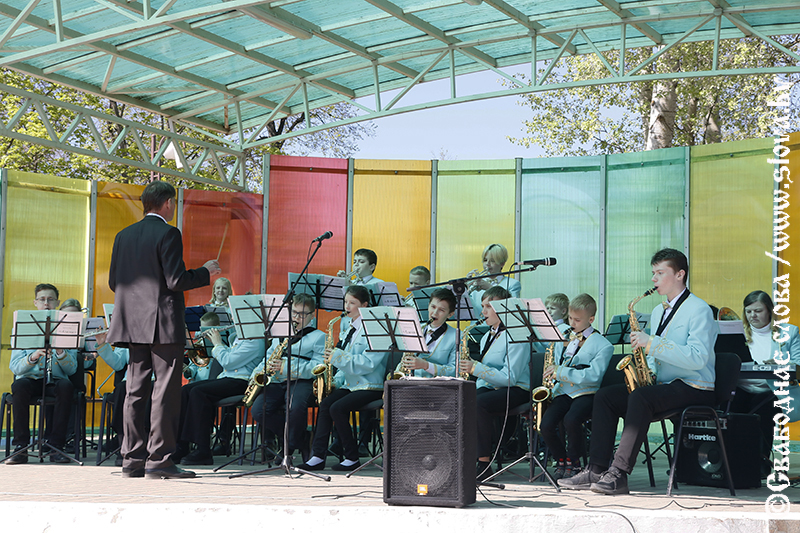 Амфитеатр в Рогачеве открыл музыкальный сезон