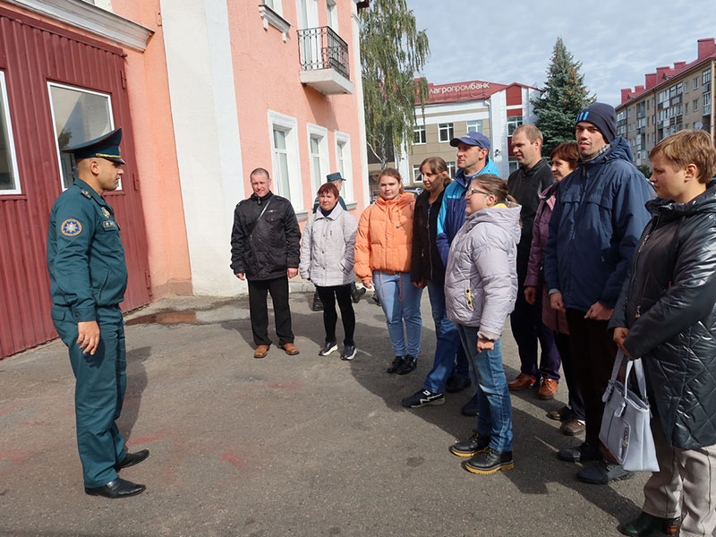 Воспитанники отделения дневного пребывания центра социального обслуживания населения побывали в гостях у рогачевских спасателей
