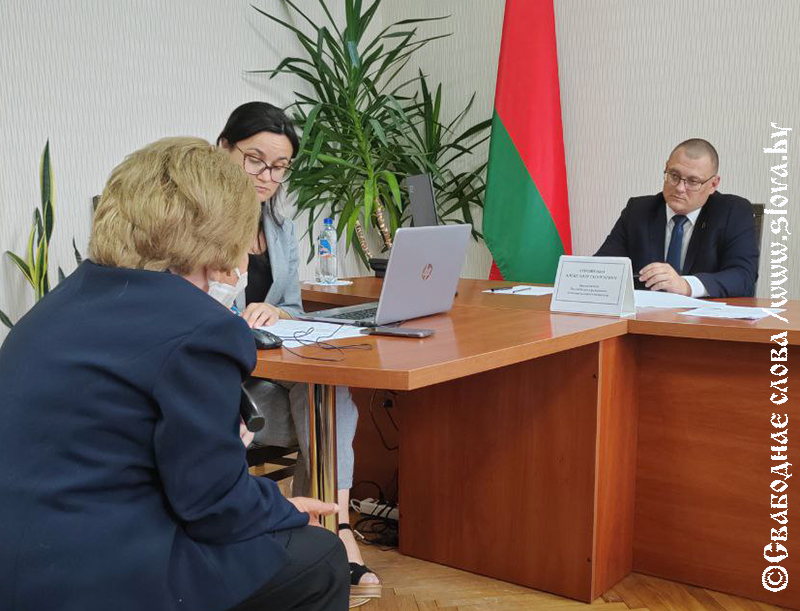 Вникая в суть каждого вопроса. Председатель Рогачевского райисполкома Александр Атрошенко провел прием граждан
