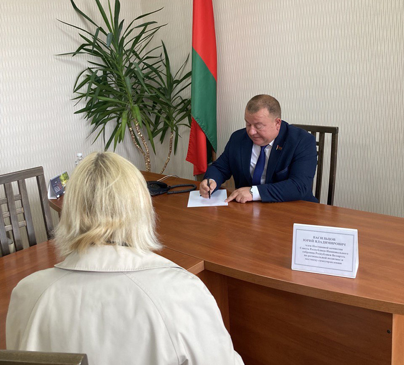 Член Совета Республики Юрий Васильцов провел прямую телефонную линию и личный прием граждан