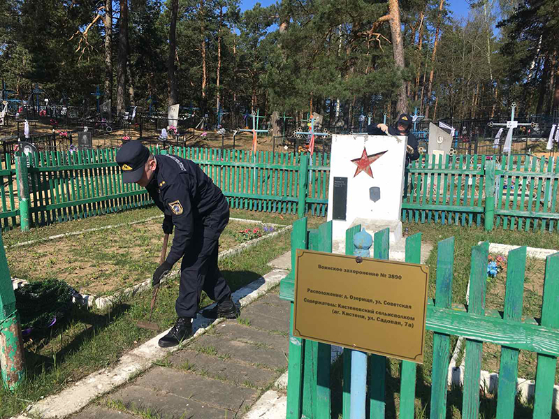 Рогачевские следователи благоустроили памятное место в Озерище