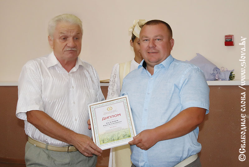 Дипломы лучшим руководителям Рогачевского района от Гомельского областного Агропромышленного Союза