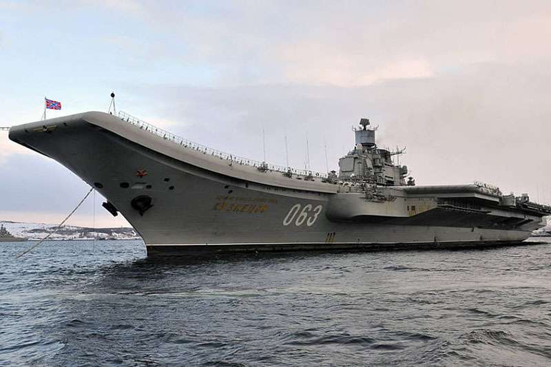 В Мурманске горит единственный в России крейсер "Адмирал Кузнецов"
