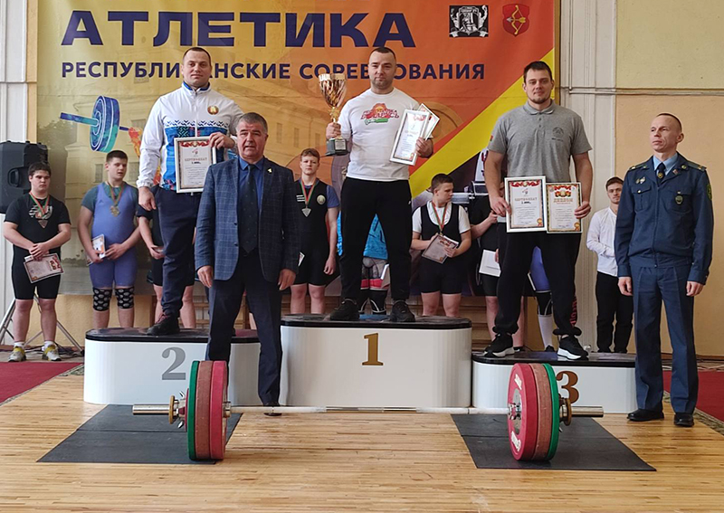 Подняли штангу успеха