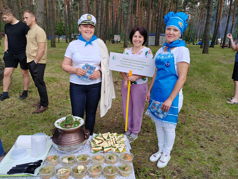 Рогачевский район. Делали гимнастику, пели песни у костра, проводили уроки памяти