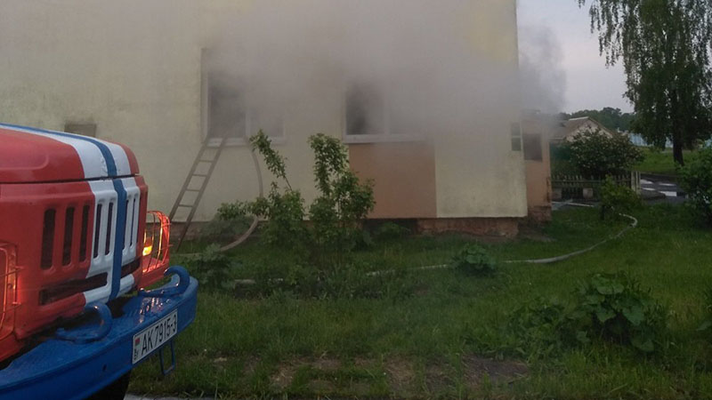 Рогачевский район. На пожаре в Тихиничах спасли человека
