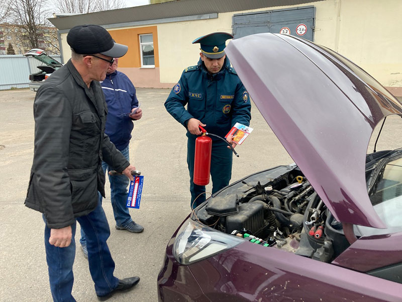 Рогачевские спасатели рассказали, что делать если загорелся автомобиль