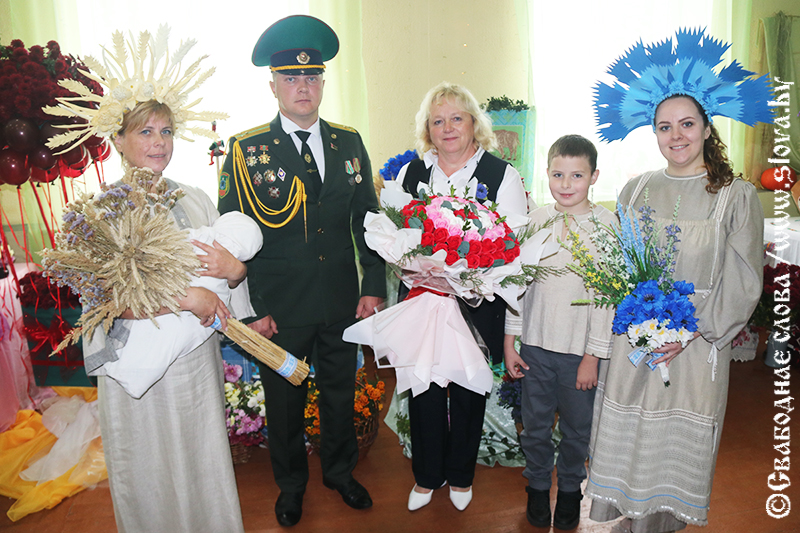 Гармонь поет для белорусской женщины