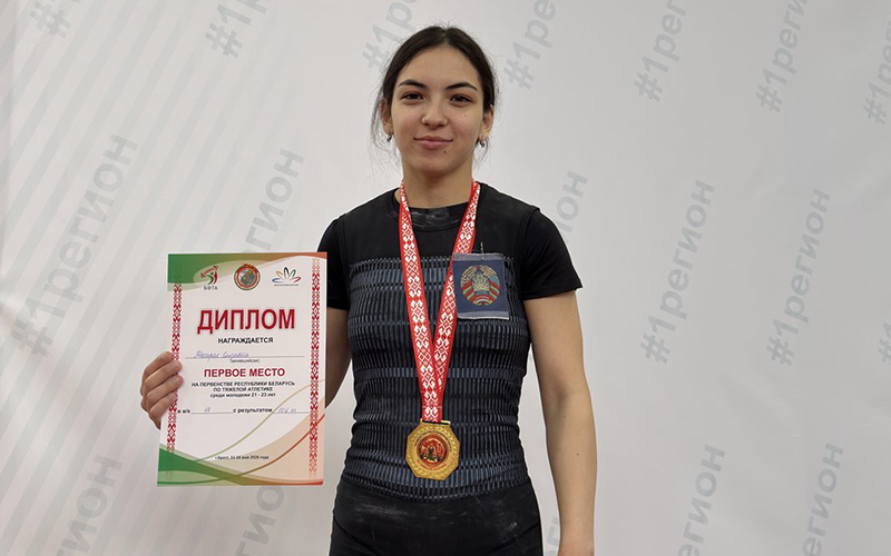 8 медалей, 3 рекорда страны и учитель-чемпион