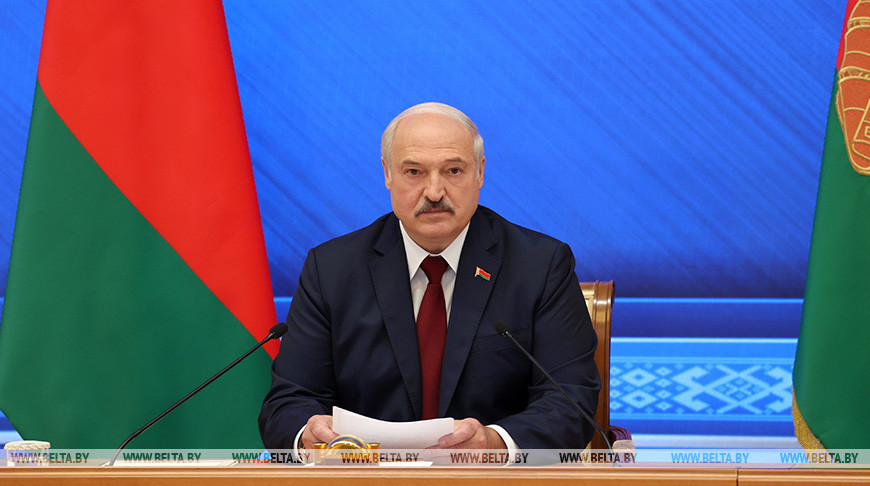 "Ноги в Литве, а голова в Беларуси" - Лукашенко рассказал, как белорусские пограничники спасли мигранта